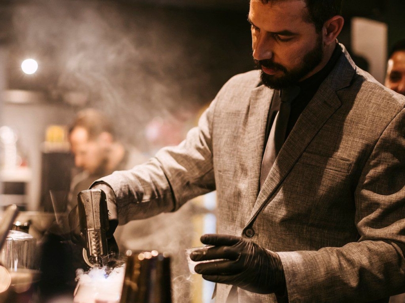 Por que o Dia do Bartender é Comemorado em 04 de Outubro? Uma Homenagem a todos os bartenders!